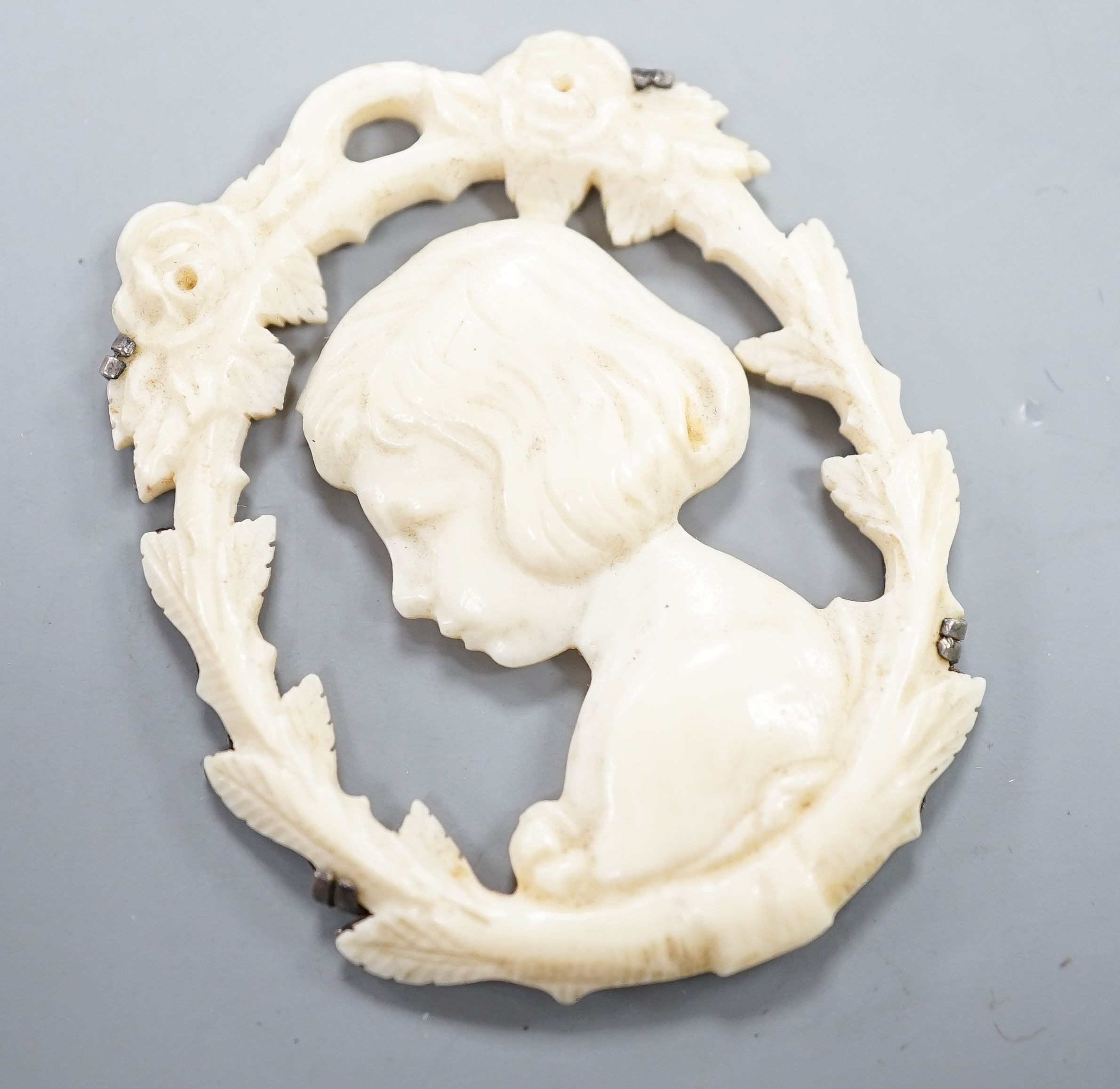 A Victorian carved Ivory pendant, 5.5cm